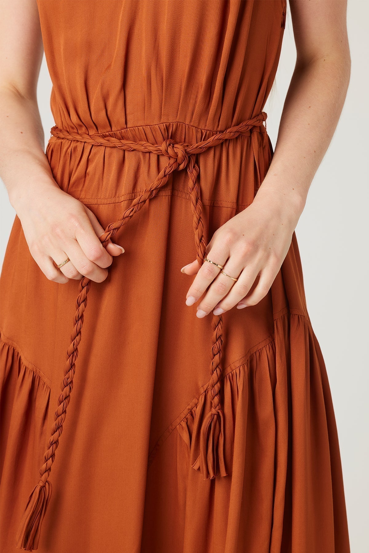 Aura Damen-Midikleid mit gedrehten Trägern und Seilgürtel